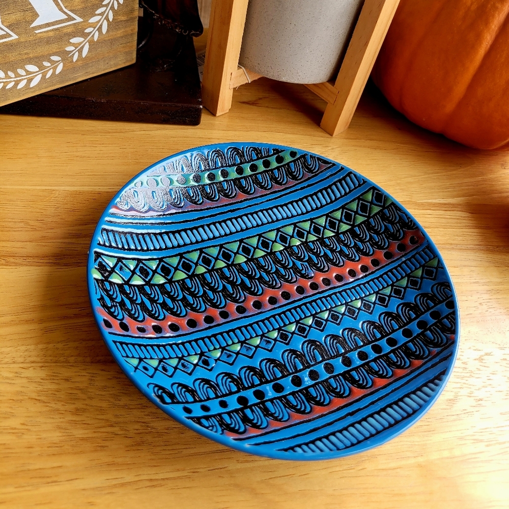 Intriguing Unique Pattern Spectrum Saucer - Picture 3 of 6